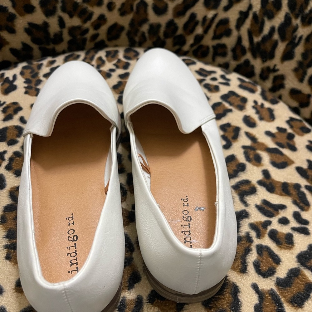White size 6.5 flats in good condition. Item sold as is no returns.